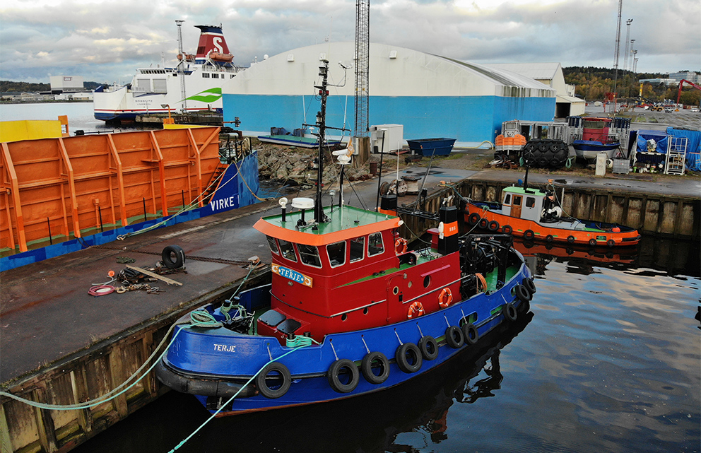 tug tugboat Sweden Swedish tug towing Sandinge barge